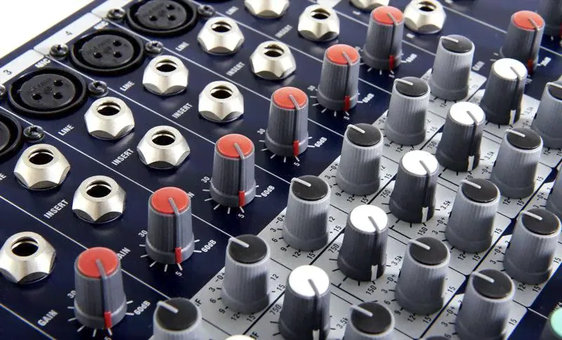 Soundcraft EPM6 микшерный пульт 6 моно, 2 стерео, 2 Aux, фейдеры 60 мм, монтаж в рэк-1